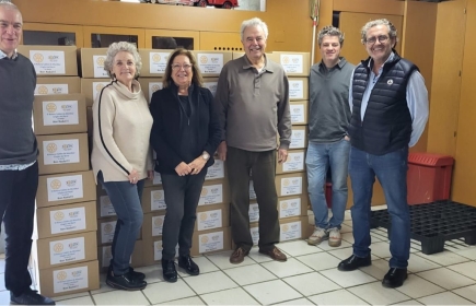 Socios del club con los lotes preparados al fondo