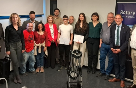 La guanyadora i el finalista amb els seus pares, organitzadors i autoritats